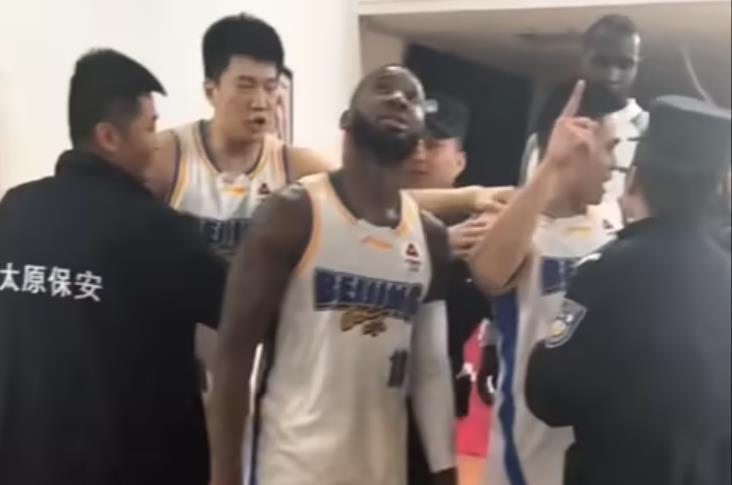 IM电竞登录入口-山西队主场太荒唐！首钢队客场赢球，陈盈骏被吐口水